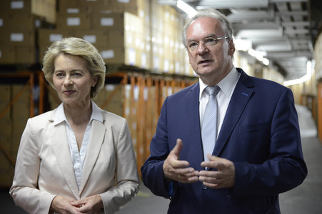 Ursula von der Leyen besucht ein Versorgungszentrum der Bundeswehr in Blankenburg