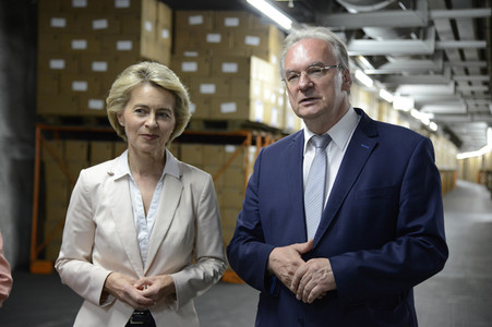 Ursula von der Leyen besucht ein Versorgungszentrum der Bundeswehr in Blankenburg