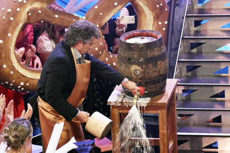 TV-Show 'Dirndl! Fertig! Los! Die Oktoberfestshow 2017' in München