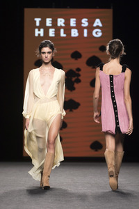 Teresa Helbig Fashion Show auf der Mercedes-Benz Fashion Week Madrid SS 2018