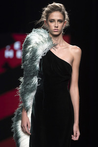 Teresa Helbig Fashion Show auf der Mercedes-Benz Fashion Week Madrid SS 2018
