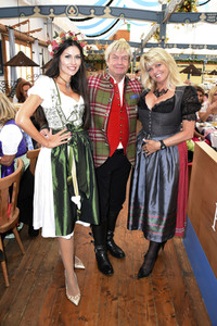 'Schatzi Designer Dirndl' Wiesn-Treff beim Oktoberfest 2017 in München