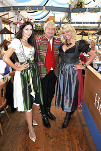 'Schatzi Designer Dirndl' Wiesn-Treff beim Oktoberfest 2017 in München