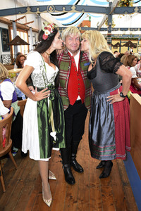'Schatzi Designer Dirndl' Wiesn-Treff beim Oktoberfest 2017 in München