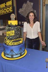 Celebration am Set zur 99. Episode 'Brooklyn Nine-Nine' in Studio City