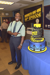 Celebration am Set zur 99. Episode 'Brooklyn Nine-Nine' in Studio City