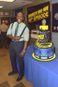 Celebration am Set zur 99. Episode 'Brooklyn Nine-Nine' in Studio City