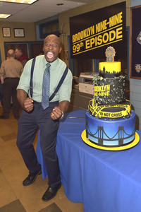 Celebration am Set zur 99. Episode 'Brooklyn Nine-Nine' in Studio City