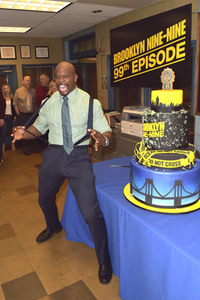 Celebration am Set zur 99. Episode 'Brooklyn Nine-Nine' in Studio City