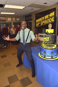 Celebration am Set zur 99. Episode 'Brooklyn Nine-Nine' in Studio City