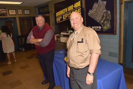 Celebration am Set zur 99. Episode 'Brooklyn Nine-Nine' in Studio City