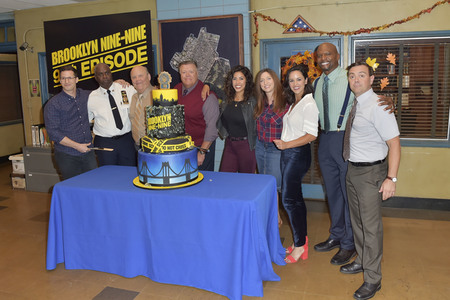 Celebration am Set zur 99. Episode 'Brooklyn Nine-Nine' in Studio City