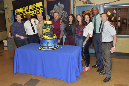 Celebration am Set zur 99. Episode 'Brooklyn Nine-Nine' in Studio City