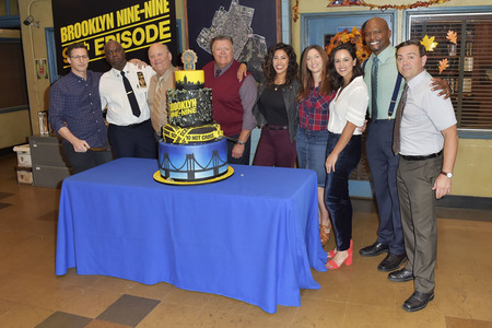 Celebration am Set zur 99. Episode 'Brooklyn Nine-Nine' in Studio City
