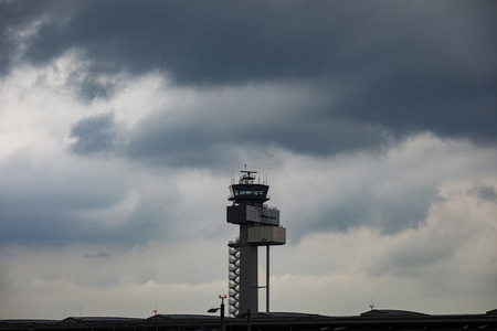 Symbolfoto Flughafen-Tower