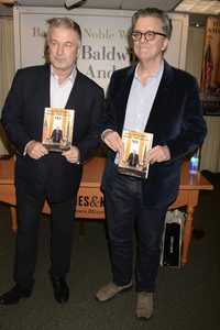 Buchsigniertstunde mit Alec Baldwin und Kurt Andersen in New York