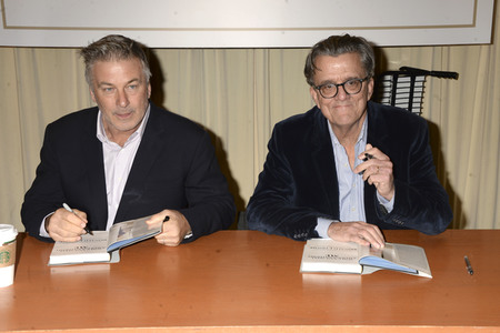 Buchsigniertstunde mit Alec Baldwin und Kurt Andersen in New York