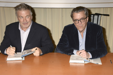 Buchsigniertstunde mit Alec Baldwin und Kurt Andersen in New York