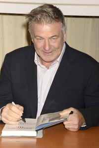 Buchsigniertstunde mit Alec Baldwin und Kurt Andersen in New York