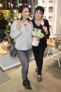 Promis in der Weihnachtsbäckerei in München