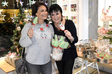 Promis in der Weihnachtsbäckerei in München