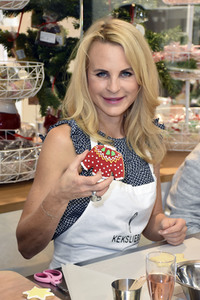 Promis in der Weihnachtsbäckerei in München