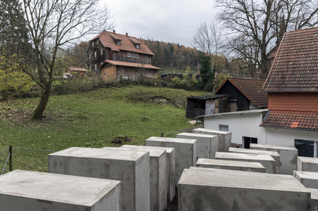 Aussenstelle des Holocaust-Mahnmals vor dem Haus von Björn Höcke in Bornhagen