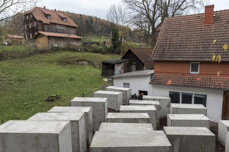 Aussenstelle des Holocaust-Mahnmals vor dem Haus von Björn Höcke in Bornhagen