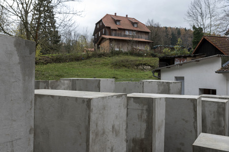 Aussenstelle des Holocaust-Mahnmals vor dem Haus von Björn Höcke in Bornhagen