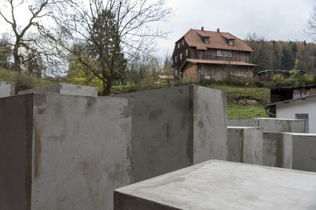 Aussenstelle des Holocaust-Mahnmals vor dem Haus von Björn Höcke in Bornhagen