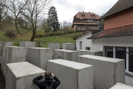 Aussenstelle des Holocaust-Mahnmals vor dem Haus von Björn Höcke in Bornhagen