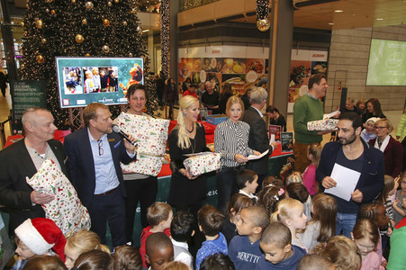 10 Jahre Geschenkespendenaktion für 'Ein Herz für Kinder' in Hamburg