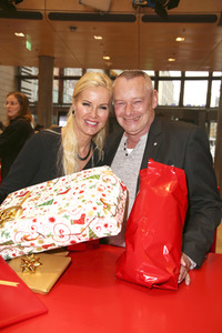 10 Jahre Geschenkespendenaktion für 'Ein Herz für Kinder' in Hamburg
