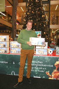 10 Jahre Geschenkespendenaktion für 'Ein Herz für Kinder' in Hamburg