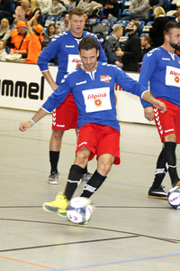 Benefiz-Fußballspiel 'Kicken mit Herz' 2017 in Hamburg