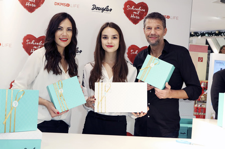 Douglas Charity-Weihnachtsaktion 2017 'Schenken mit Herz' in Hamburg