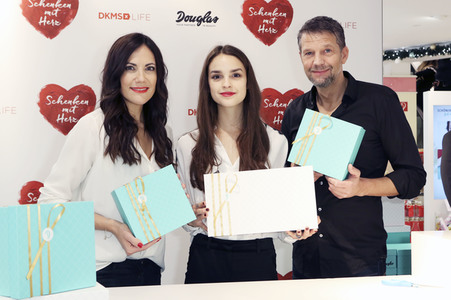 Douglas Charity-Weihnachtsaktion 2017 'Schenken mit Herz' in Hamburg