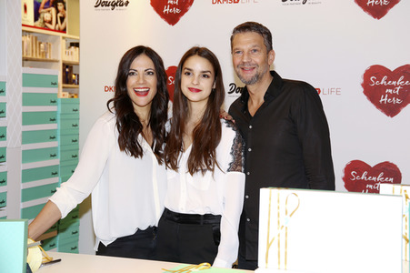 Douglas Charity-Weihnachtsaktion 2017 'Schenken mit Herz' in Hamburg