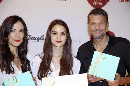 Douglas Charity-Weihnachtsaktion 2017 'Schenken mit Herz' in Hamburg