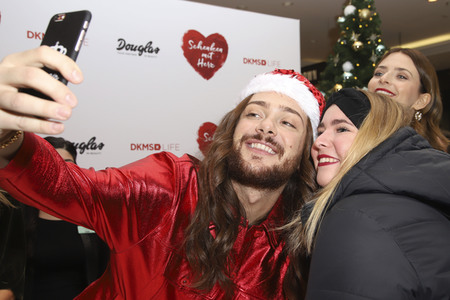 Weihnachtsaktion 2017 'Schenken mit Herz' in Frankfurt