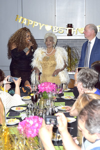 Feier zum 85. Geburtstag von Nichelle Nicols in Los Angeles