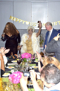 Feier zum 85. Geburtstag von Nichelle Nicols in Los Angeles