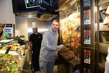 Döner-Restaurant Opening von Lukas Podolski in Köln