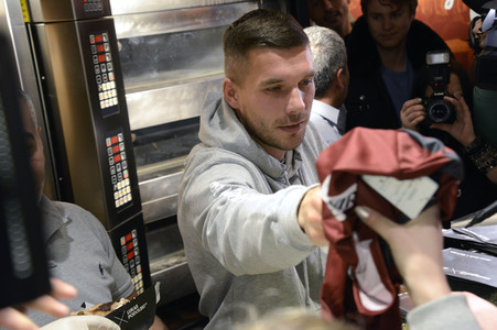 Döner-Restaurant Opening von Lukas Podolski in Köln