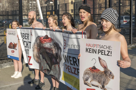 Protest gegen das Tragen von Pelz anlässlich der Fashion Week Berlin