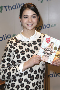 Autogrammstunde mit Lisa-Marie Koroll in Hamburg