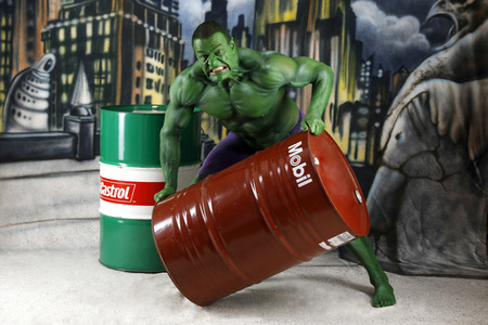 GEEK ART: Hulk vs Iron Quinn Bodypainting