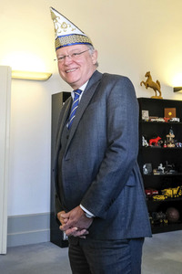 Stephan Weil erhält eine Rosenmontagstorte in Hannover