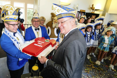 Stephan Weil erhält eine Rosenmontagstorte in Hannover