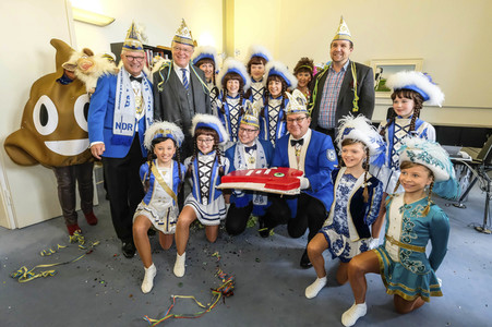 Stephan Weil erhält eine Rosenmontagstorte in Hannover